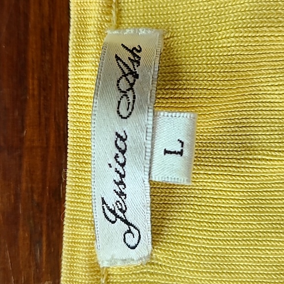 Like new tight knit short sleeve top with embellishments - Picture 4 of 5